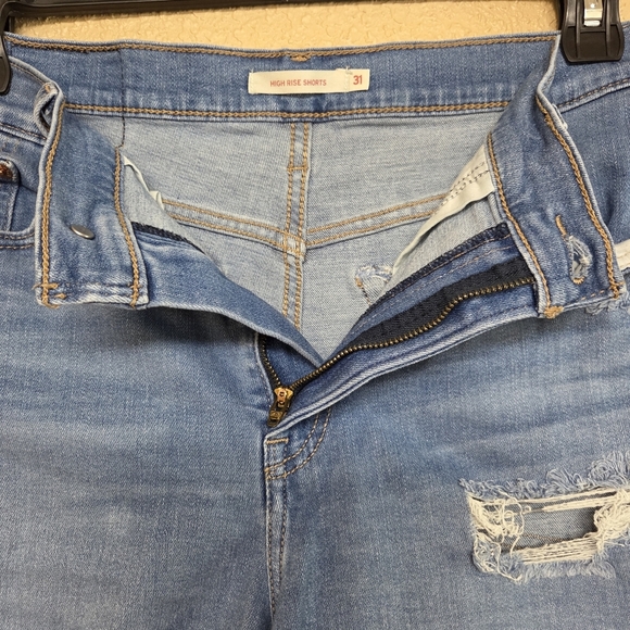 Levi's Women's High Rise Shorts Sz 31 Denim Distressed Light Wash Summer Cut Off - Picture 4 of 9